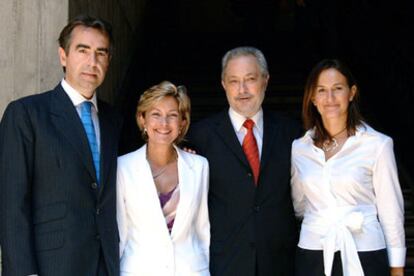 El presidente canario, Adán Martín (segundo por la derecha), posa junto a los consejeros destituidos, Luis Soria, María Australia Navarro y Águeda Montelongo, en una imagen de archivo.