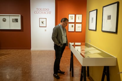 Un visitante observa la exposición 'Francisco Toledo. Grabador de enigmas' en el Museo del Estanquillo, en Ciudad de México.