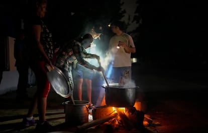 Un grupo de personas cocinaba este sábado con una hoguera improvisada en las calles de La Habana.