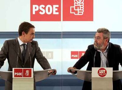 José Luis Rodríguez Zapatero y Cándido Méndez, en una rueda de prensa en 2005.