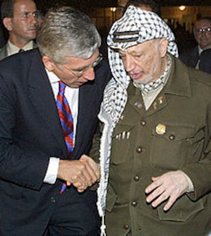 El líder palestino, Yasir Arafat,  durante su encuentro de ayer con el ministro de Exteriores británico, Jack Straw, en Amman.