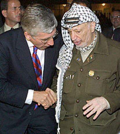 El líder palestino, Yasir Arafat, durante su encuentro de ayer con el ministro de Exteriores británico, Jack Straw, en Amman.