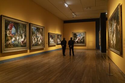 Vista de la sala del Museo del Prado, en la que se exponen las seis 'Poesías', de Tiziano, juntas por primera vez en cuatro siglos.