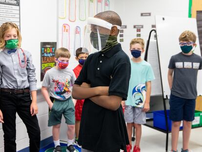 Dorien Traynham mira a sus compañeros de clase durante la actividad de introducción en su clase de cuarto grado en la Escuela Primaria Stratford Landing en Alexandria, Virginia (EE UU), el lunes 23 de agosto de 2021.