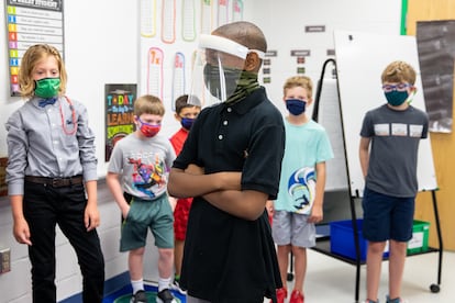 Dorien Traynham mira a sus compañeros de clase durante la actividad de introducción en su clase de cuarto grado en la Escuela Primaria Stratford Landing en Alexandria, Virginia (EE UU), el lunes 23 de agosto de 2021.