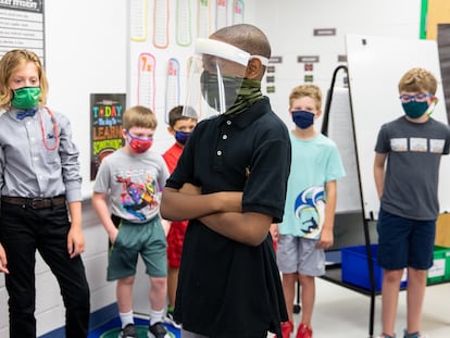 Dorien Traynham mira a sus compañeros de clase durante la actividad de introducción en su clase de cuarto grado en la Escuela Primaria Stratford Landing en Alexandria, Virginia (EE UU), el lunes 23 de agosto de 2021.