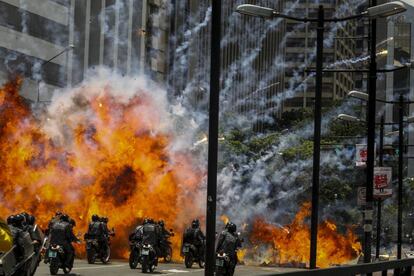 Explosión en medio de varios policías motorizados en las inmediaciones de la Plaza Altamira de Caracas.