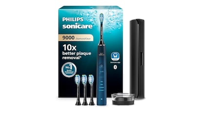 Escovas de dentes elétricas em um fundo branco.