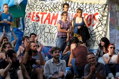 Los indignados de la plaza del Ayuntamiento de Valencia optaron por mantener el campamento.