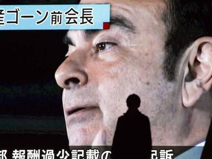 Monitor en Tokio con una imagen de Carlos Ghosn