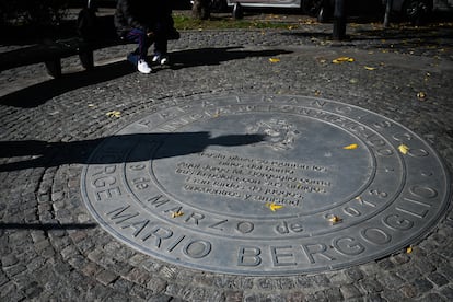 Vista de una placa conmemorativa del Papa Francisco en el barrio de Flores, en Buenos Aires.