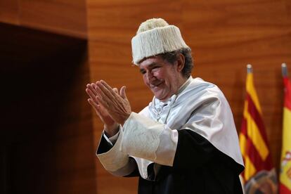 El músico Miguel Ríos tras ser investido 'honoris causa'.