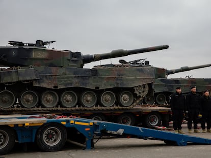 Tanques Leopard enviados desde Polonia a un lugar no revelado en Ucrania, este viernes.