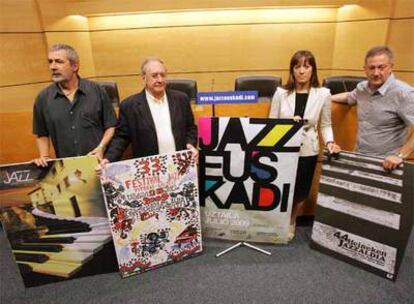 De izquierda a derecha, Iñaki Saitua, director del Festival de Getxo, Iñaki Añúa, director del de Vitoria, Isabel Muela, directora de Turismo, y Miguel Martín, director del Jazzaldia de San Sebastián.