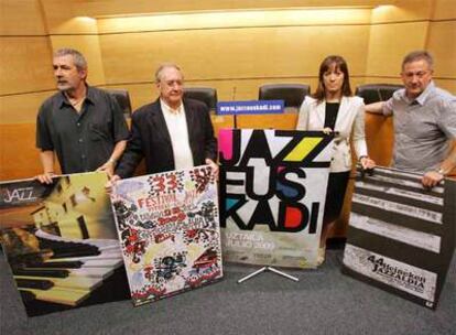 De izquierda a derecha, Iñaki Saitua, director del Festival de Getxo, Iñaki Añúa, director del de Vitoria, Isabel Muela, directora de Turismo, y Miguel Martín, director del Jazzaldia  de San Sebastián.