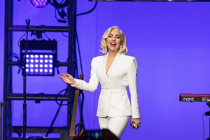 Da gusto cuando mujeres como Lady gaga reconocen en público usar juguetes sexuales.