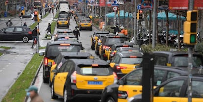 Taxis en la marcha lenta celebrada hoy en Barcelona.