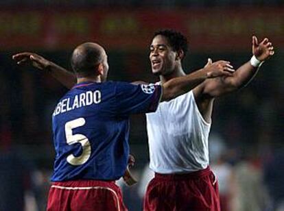 Kluivert y Abelardo celebran la victoria del Barcelona.