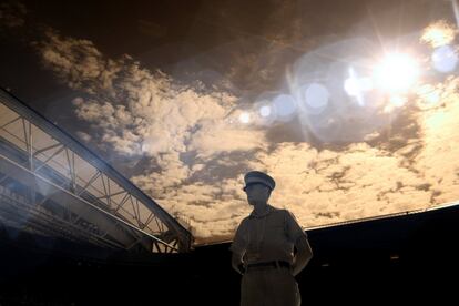 Sol y nubes sobre la pista central de Wimbledon en la octava jornada del torneo.