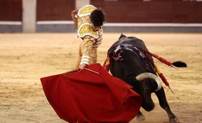 El diestro Álvaro Lorenzo con su segundo toro en el cuarto festejo de la Feria de San Isidro en Las Ventas.