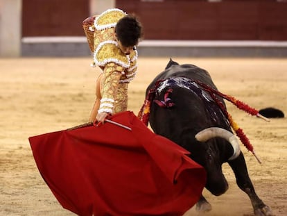 El diestro Álvaro Lorenzo con su segundo toro en el cuarto festejo de la Feria de San Isidro en Las Ventas.