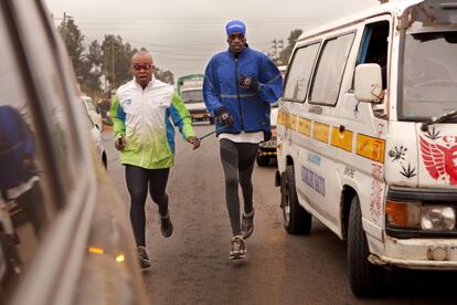 Durante el entrenamiento Henry Wanyoike y su guía Paul sortean coches y  matatus en la carretera que lleva a Kikuyo. Henry es un corredor keniano que quedó ciego tras un infarto cerebral. Ha convertido el atletismo en su profesión desde hace 15 años y ha ganado varios oros en los Juegos Paralímpicos.
