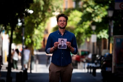 Juan Acevedo, en una calle de Madrid con el retrato de su abuelo.