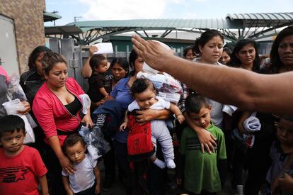 Decenas de mujeres con sus hijos en McAllen, Texas.