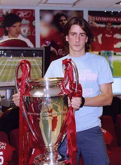 Roque, en la sala de trofeos del Liverpool.