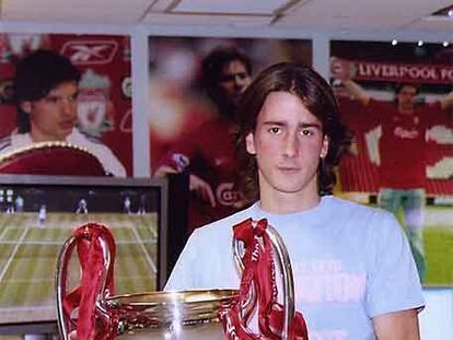 Roque, en la sala de trofeos del Liverpool.