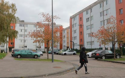 Un peatón en el barrio de La Madeleine en la ciudad de Évreux, donde vivía Abdoullakh Anzorov.