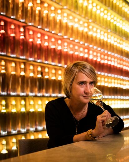 La maestra bodeguera Julie Cavil, durante una degustación en la Sala de
los 400 Vinos, en la maison Krug de Reims