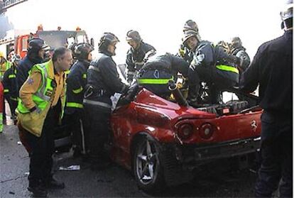 Rescate del cadáver del copiloto de un Ferrari rojo que chocó contra un muro en un túnel de Madrid este mes.