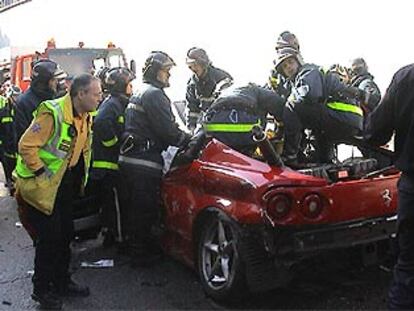 Rescate del cadáver del copiloto de un Ferrari rojo que chocó contra un muro en un túnel de Madrid este mes.