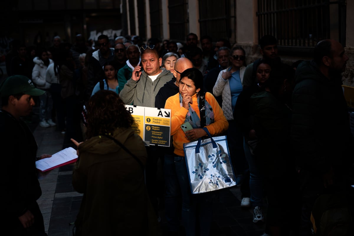 España regulariza a medio millón de inmigrantes: impacto en el mercado