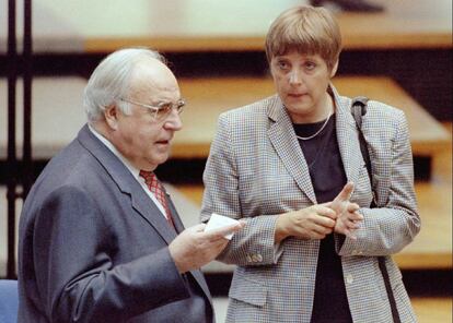 Angel Merkel, cuando era ministra de Medio Ambiente de Alemania, habla con el excanciller Helmut Kohl durante un debate en el Parlamento para discutir los resultados de la Cumbre de Clima organizada por la ONU, el 26 de abril de 1995.
