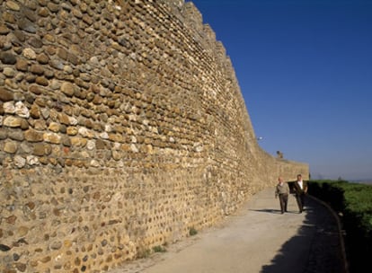 Esta construcción almohade, en la vega del río Alagón, fue construida con cantos rodados