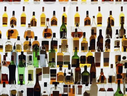 Una estanter&iacute;a con diferentes bebidas alcoh&oacute;licas