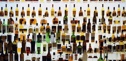 Una estantería con diferentes bebidas alcohólicas