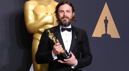 El actor Casey Affleck, tras recibir el Oscar.