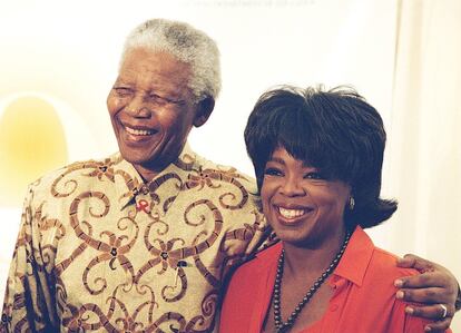 En el año 2000 Oprah hizo uno de sus programas más especiales al dejar de lado la cultura de la celebridad para invitar a su programa a Nelson Mandela. Oprah preguntó a Mandela, que entonces acababa de dejar la presidencia de Sudáfrica, cómo era posible que con todo lo que había pasado (estuvo 27 alos en prisión) no tuviese rencor en su corazón cuando llegó a la presidencia. "Tuve ese conflicto. Mis emociones me decían: 'El hombre blanco es el enemigo, no debo hablar con él'. Pero mi cerebro me decía: 'Si no hablas con los blancos, tu país arderá en llamas y correrán ríos de sangre'. Así que tuve que reconciliarme con ese conflicto y hablar con los enemigos. Ese fue el resultado de la dominación del cerebro sobre las emociones".