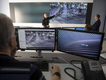 El jefe de la Policía Local de Marbella, Javier Martín (izquierda), y el responsable de Informática del Ayuntamiento, José Alonso, explican a varios agentes el nuevo sistema de videovigilancia con inteligencia artificial que utiliza la ciudad.