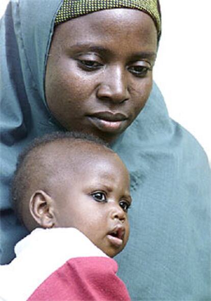 Amina Lawal con su hija Wasila.