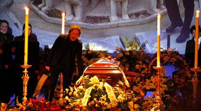 Estrella Morente canta ante el féretro de su padre, el cantaor granadino Enrique Morente, en la capilla ardiente instalada en el teatro Isabel la Católica (Foto: Pool).