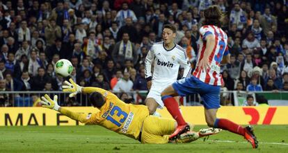 Courtois le para el balón a Ozil a bocajarro.