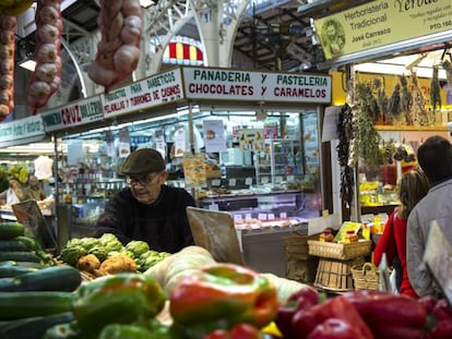 Puesto de frutas y verduras y una panader&iacute;a, en el Mercado Central de Valencia.