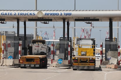 Camiones en la entrada al puerto de Ashdod, sur de Israel, este viernes.