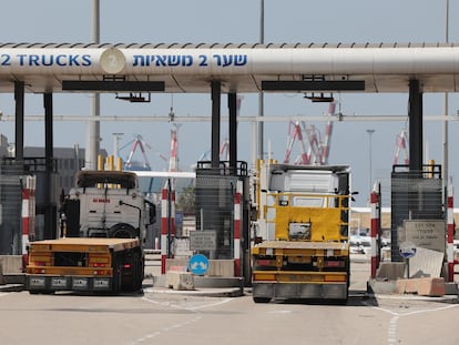 Camiones en la entrada al puerto de Ashdod, sur de Israel, este viernes.