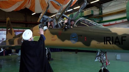 El presidente iraní, Hasán Rouhaní, saluda a dos pilotos del Kowsar.