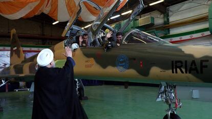 El presidente iraní, Hasán Rouhaní, saluda a dos pilotos del Kowsar.